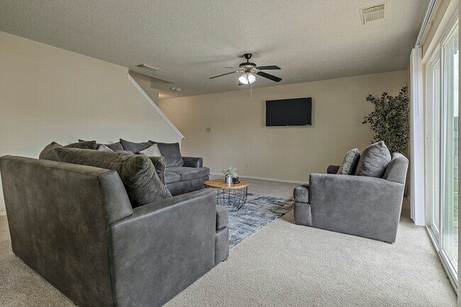 Building Photo - 2117 Centerville Dr