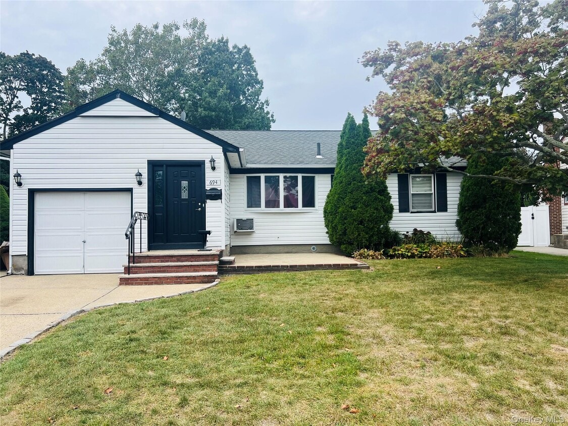 Primary Photo - 694 Blackstone Ave