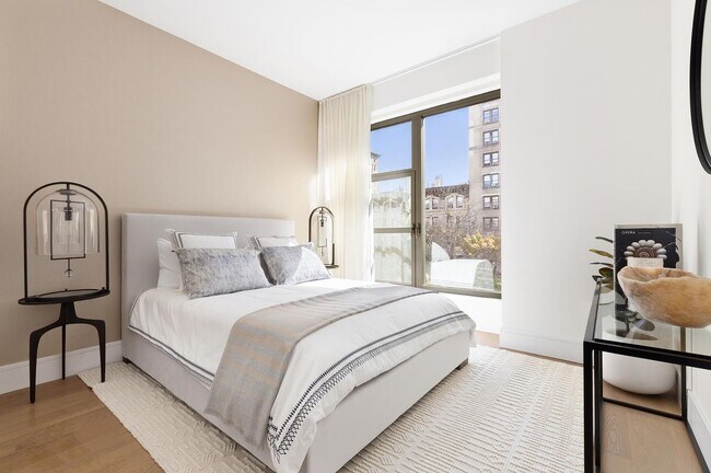 Building Photo - 270 W 91st St