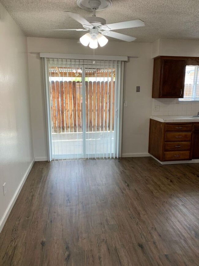 Building Photo - Recently remodeled unit available on Demaree!