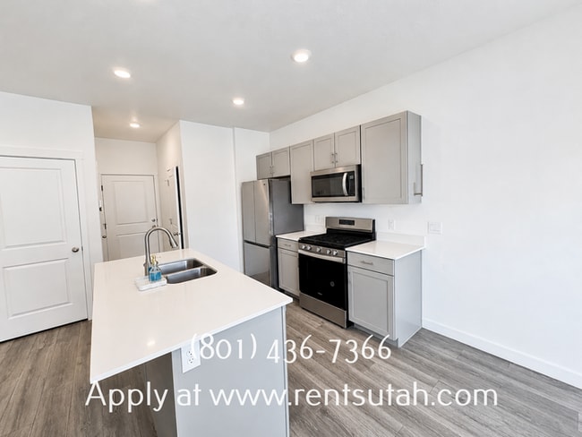 Building Photo - Lovely Santaquin Home