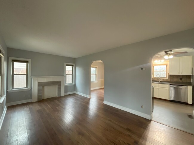 Building Photo - Charming & Contemporary Home in Military P...