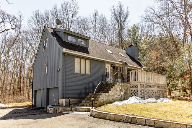 Building Photo - 421 E Hyerdale Dr