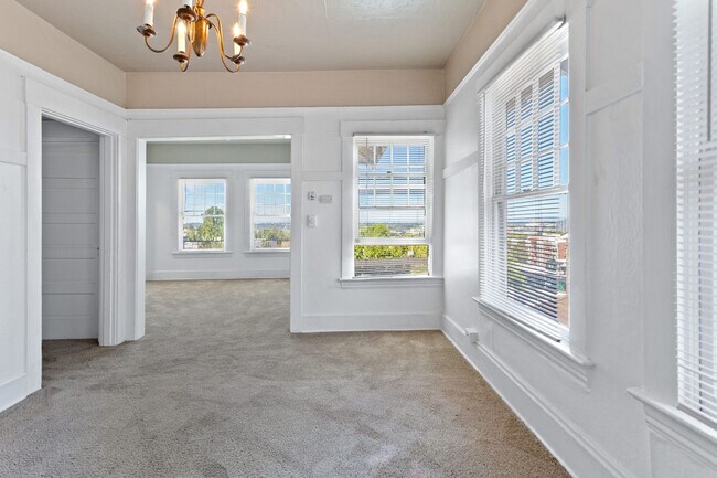 Foto del edificio - 1 Bedroom with den close to SW! Walking di...