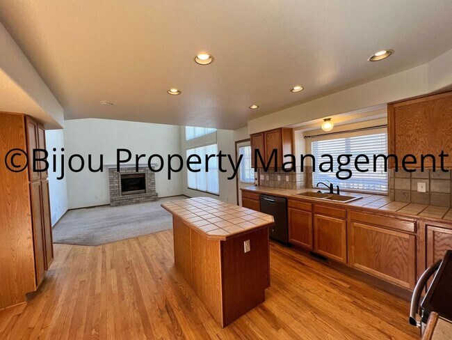 Building Photo - Stunning 4 Bed, 4 Bath!