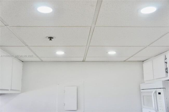 Building Photo - 7601 E Treasure Dr