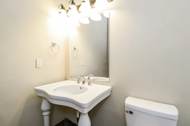 Building Photo - 1101 Gretna Green Dr