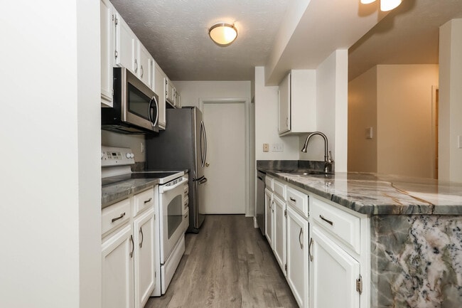 Building Photo - 8839 Eagleview Dr