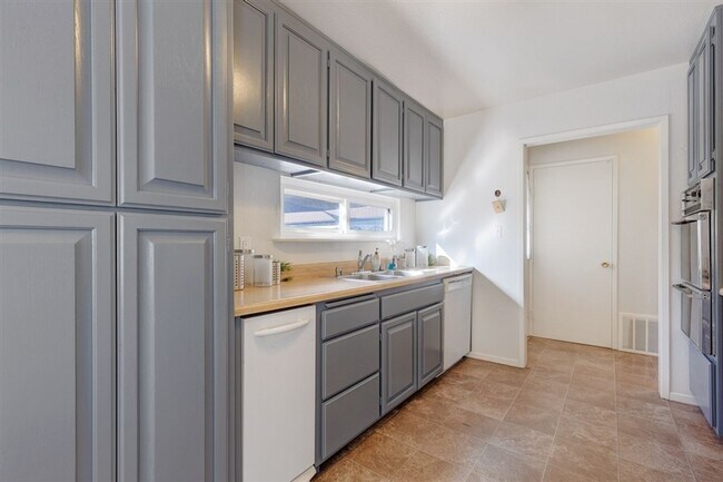 Building Photo - 8830 Fabienne Way