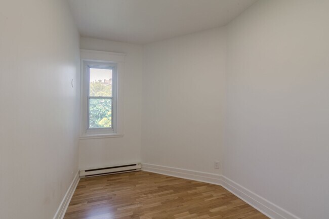 Building Photo - 2068 Rue Sherbrooke O