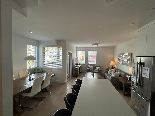 espace de vie ouvert - 242 4th St W