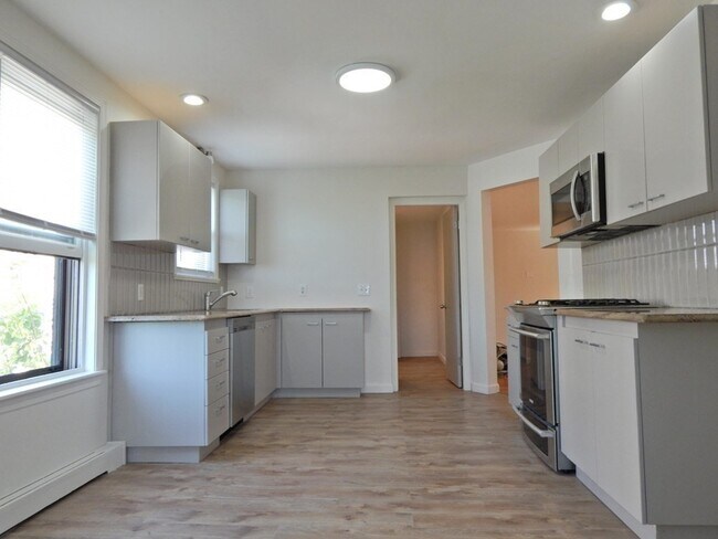 Building Photo - 83 Leyden St