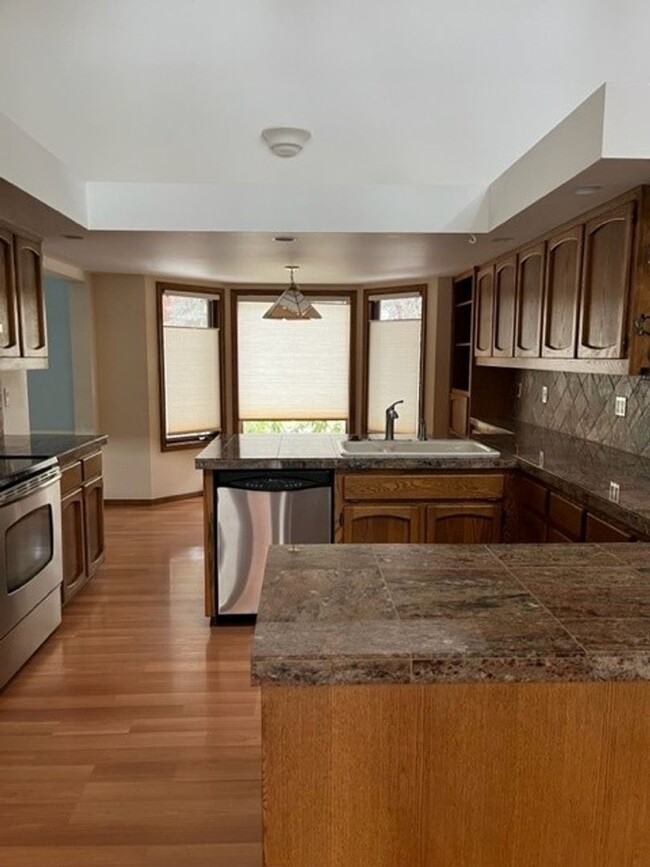Building Photo - Large 3 Bed/2 Bath Home in the Mountain Hi...