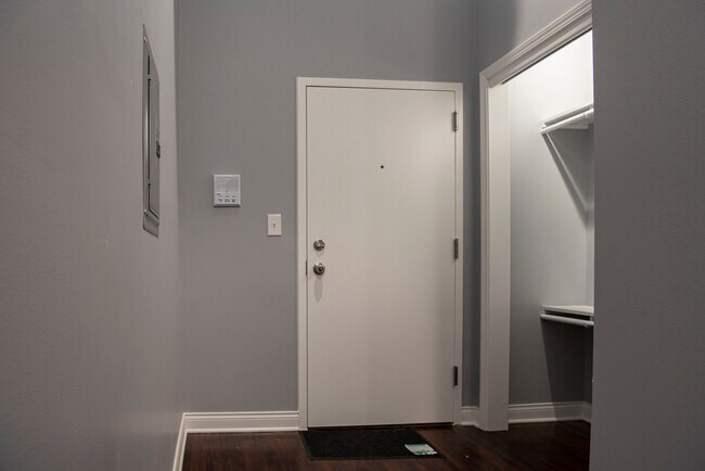 Foto del edificio - 2874 N Milwaukee Ave