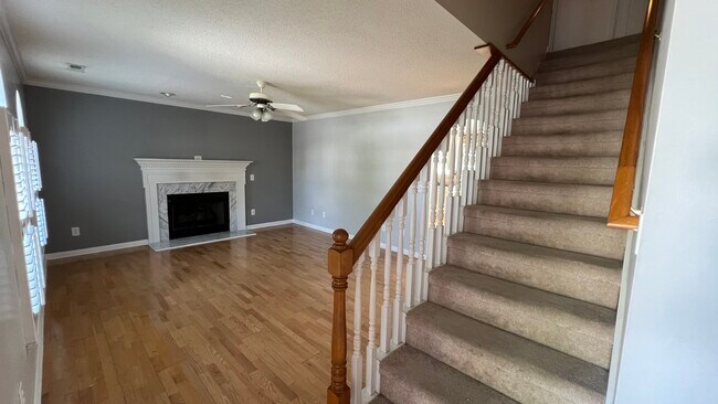Building Photo - 1701 W Oak Dr