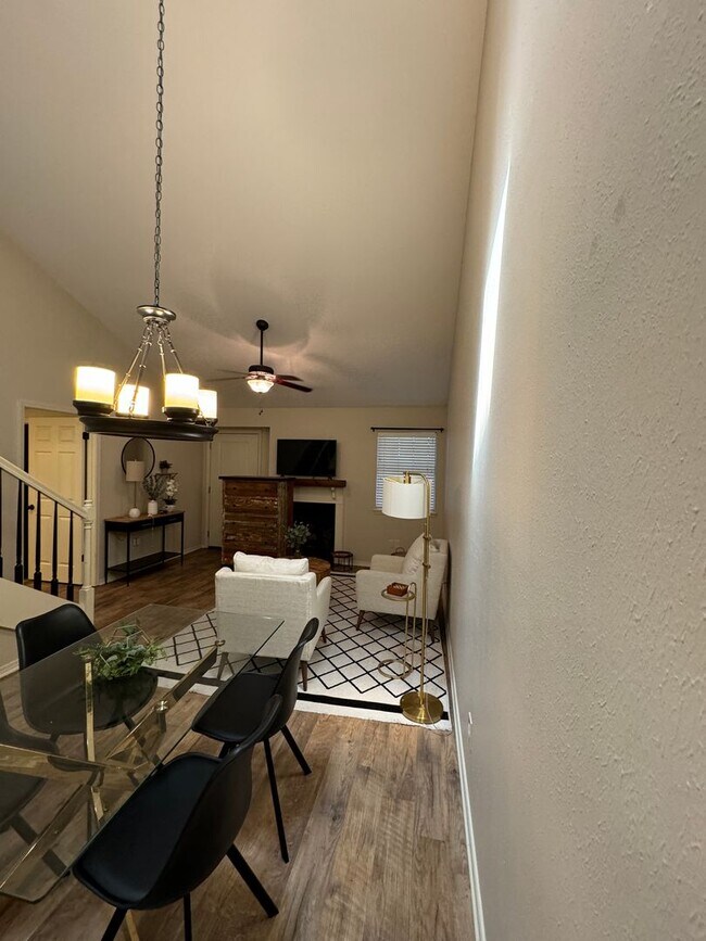 Building Photo - Fully Furnished Gated Townhouse off Benton...