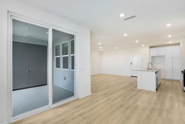 Building Photo - 4100 E Cir Paseo