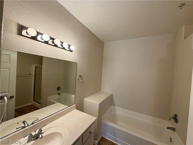 Foto del edificio - 2291 W Horizon Ridge Pkwy