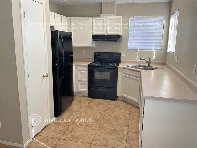 Building Photo - 921 S Val Vista Dr