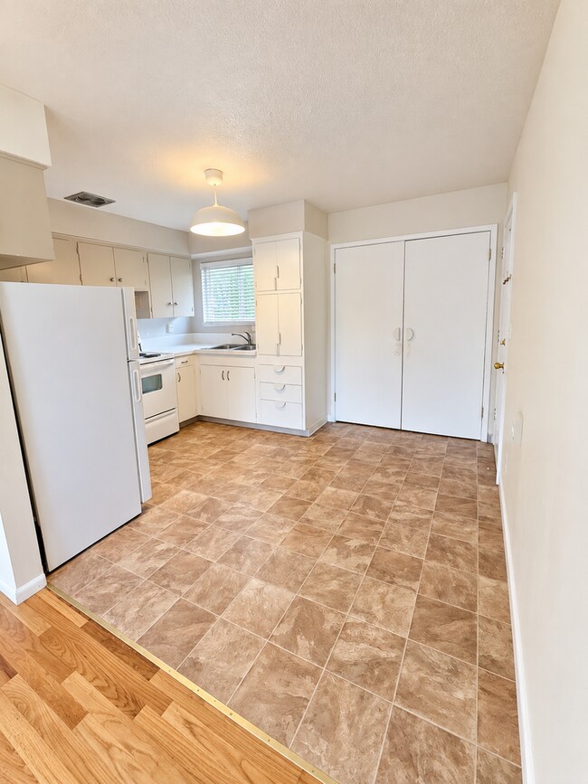 Building Photo - 4412 SE 57th Ave