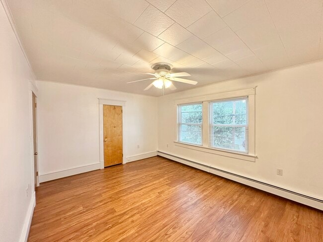 Building Photo - 116 Main St