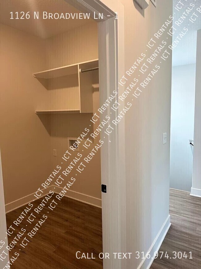 Foto del edificio - 1126 N Broadview Ln