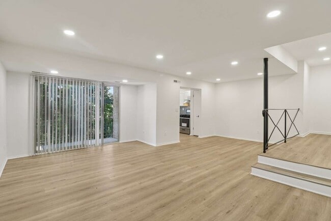 Living Area-Renovated - Barclay Square Apartments