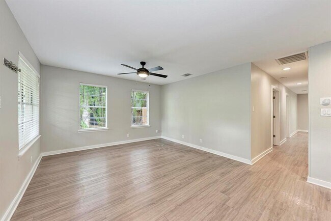 Foto del edificio - 1612 Elmhurst Dr