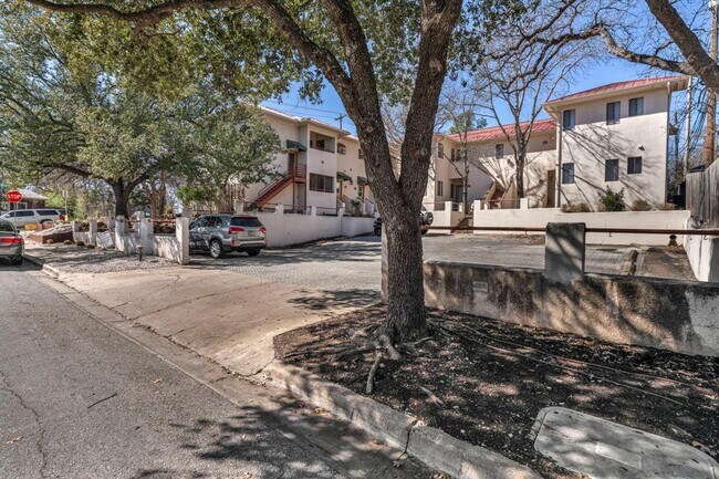 Foto del edificio - 1302 Woodlawn Blvd