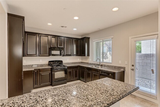 Foto del edificio - 3 Bedroom Home in a Gated Community! North...