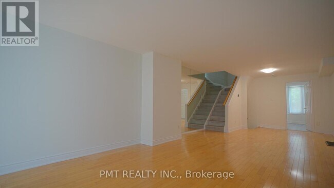 Building Photo - 597 Roehampton Ave