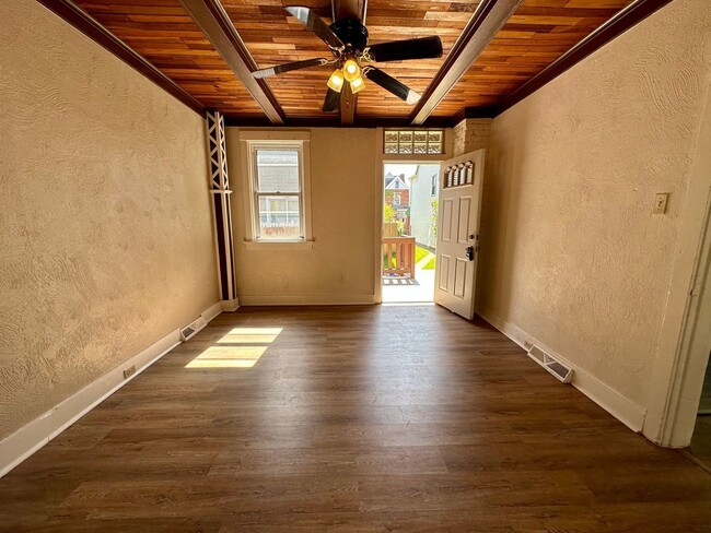 Building Photo - 817 N Sheridan Ave