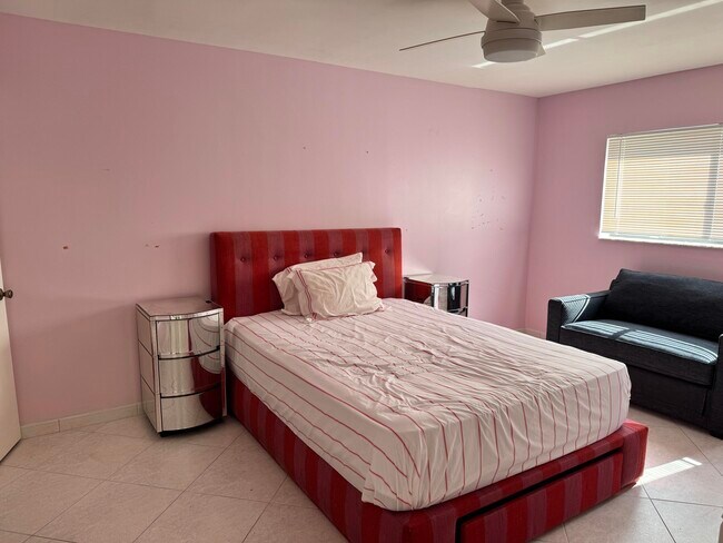 Foto del edificio - 5574 Witney Dr