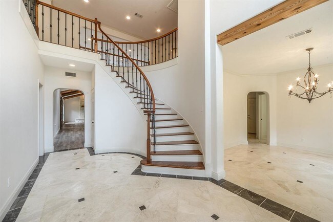 Building Photo - 590 Pebble Creek