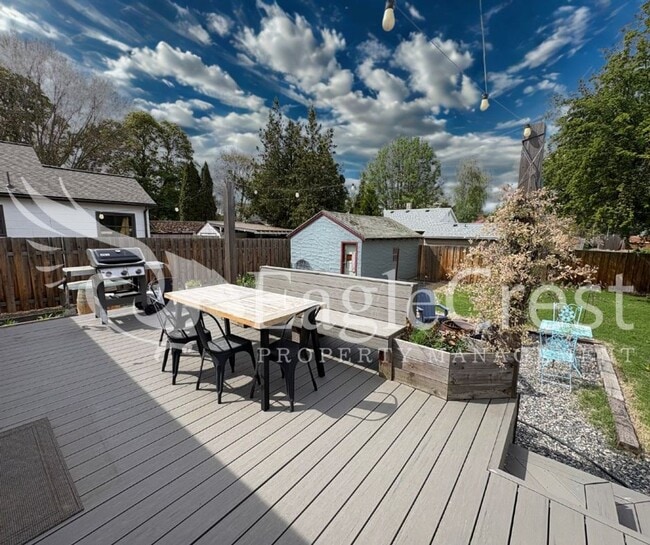 Building Photo - Spacious 3BR/2BA Home with Additional Living Space & Entertainer’s Backyard