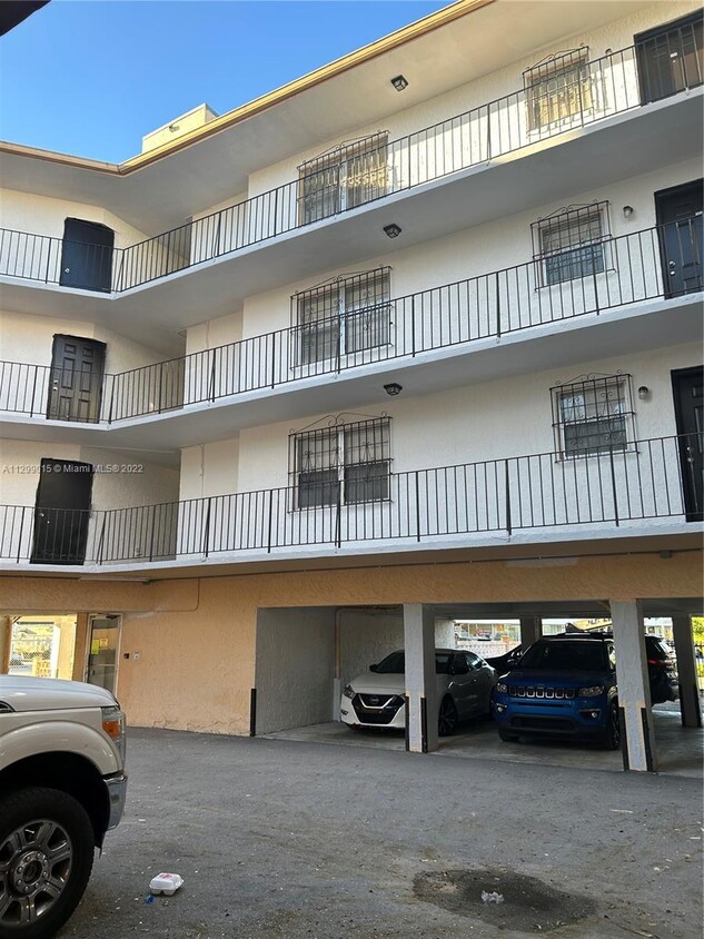 888 NE 132nd St Unit 407, North Miami, FL 33161 Room for Rent in