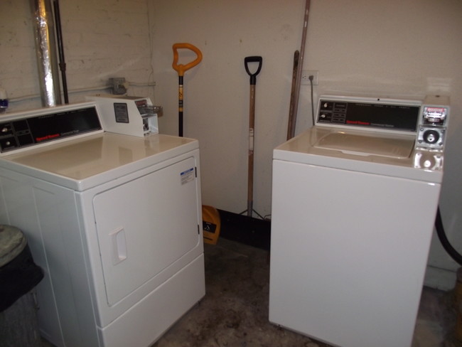 Laundryroom - 3302 W Fulton Blvd