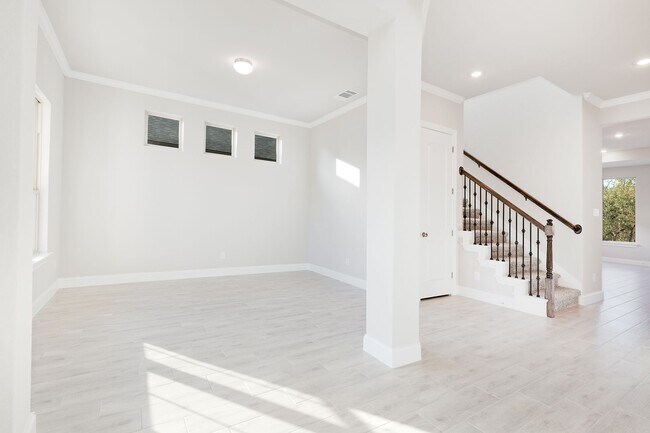 Foto del edificio - Brand New Executive Home located Far North...