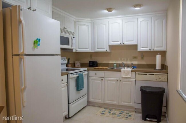 Building Photo - 2 br, 2 bath  - 779 Burgundy Q