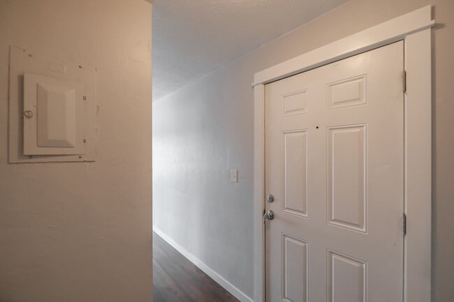 Building Photo - Beautiful 2 Bed, 1 Bath Second Floor Apartment Near Downtown Albany!