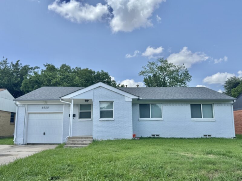 Primary Photo - 3525 Moon Dr
