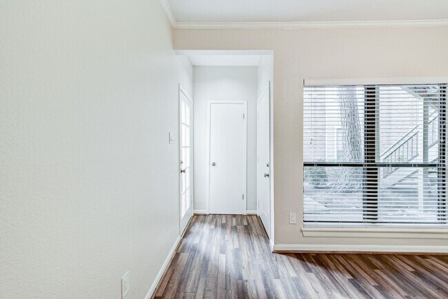 Foto del edificio - Charming condo in Galleria area! Fridge/Washer/Dryer come with the unit.
