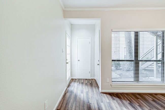 Building Photo - Charming condo in Galleria area! Fridge/Washer/Dryer come with the unit.