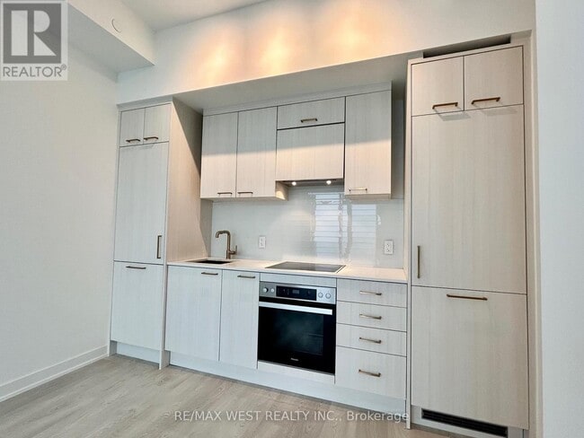 Building Photo - 634 Church St