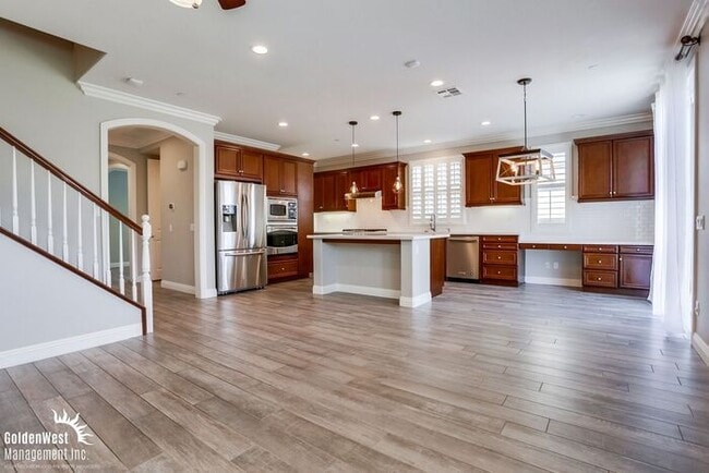 Building Photo - Beautiful 5Bdm 2.5Ba Home with Mountain Vi...