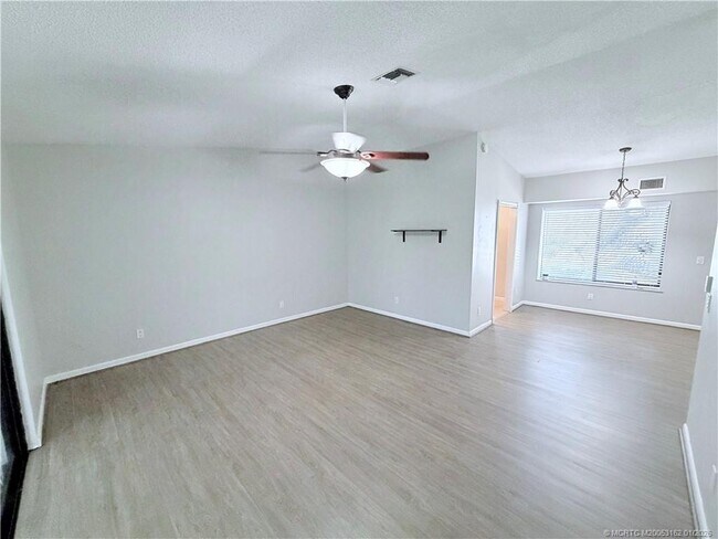 Foto del edificio - 800 NW Fork Rd