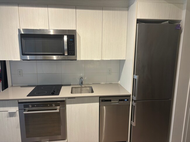 Building Photo - 105 Champagne Ave S