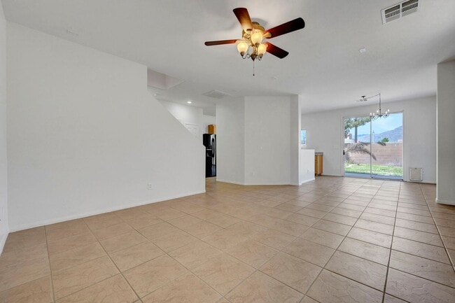 Foto del edificio - Adorable 2 story in the Northwest! Fresh paint and new carpet!