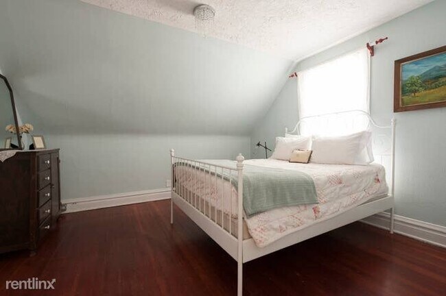 Building Photo - 4 br, 1 bath Apartment - 244 Circle Ave
