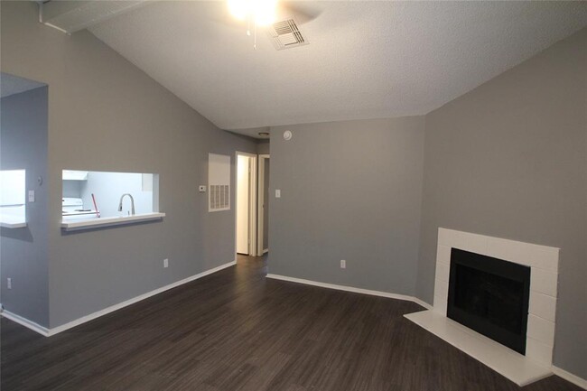 Foto del edificio - 5423 Farley Dr